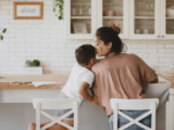 10 σίγουροι τρόποι για να ενισχύσετε την αυτοεκτίμησή σας ως μαμά και να νιώσετε μεγαλύτερη αυτοπεποίθηση